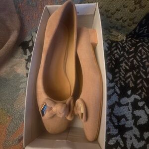 Chic Women's Tan Loafers with Bow Detail